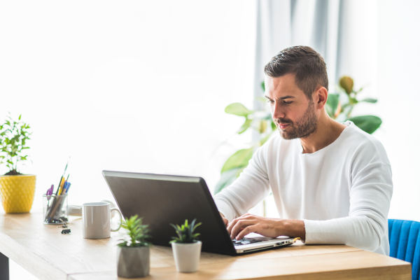 homme au bureau travaillant sur LC.CX pour lien réduit