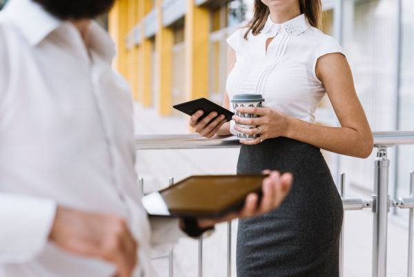 réducteur de lien lc.cx pour le secteur de l'hotelerie femme avec un café à la main