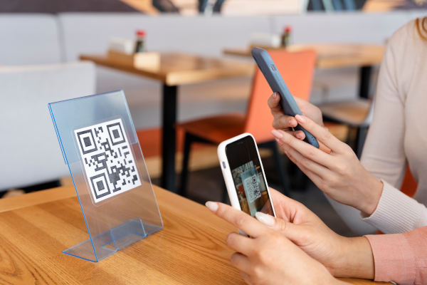 qr code avec un cadre sur une table de restaurant