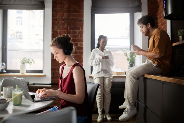 equipe en bureau qui réduit un lien