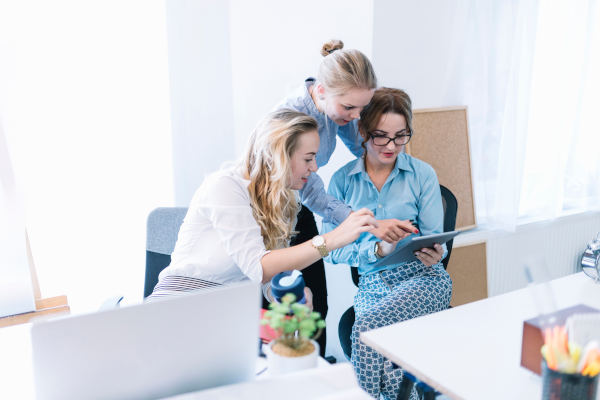 femme sur tablette prise en mains réducteur de lien pour lien court