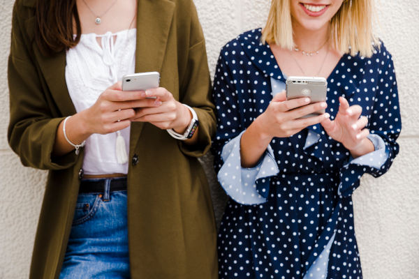 Deux femmes sur mobiles scans QR code