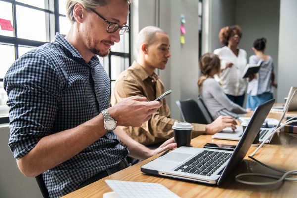 Groupe meeting sur ordinateur à propos reducteur de lien