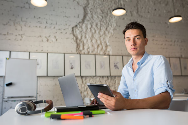 homme marketing au bureau sur lien réduit