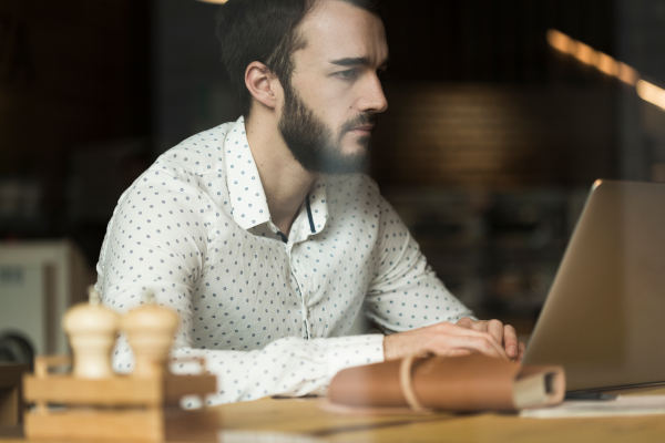 homme sur pc travaillant url réduit