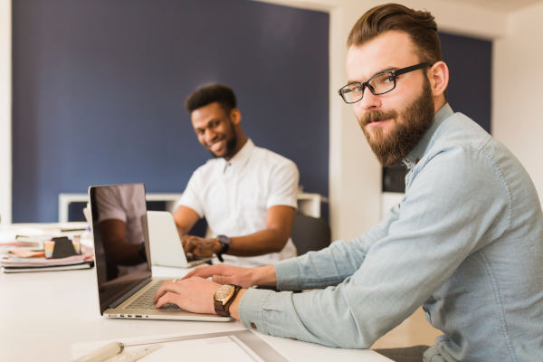 homme sur pc content d'utiliser réducteur de lien