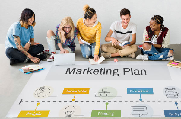 equipe sur un plan de marketing global