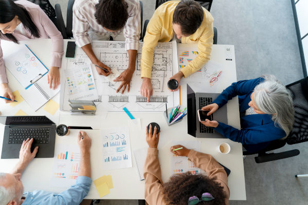 equipe marketing autour d'une table vue de dessus