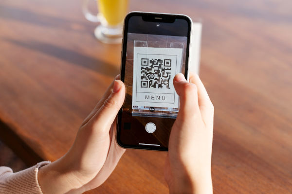 scanning d'un qr code avec un cadre sur une table de restaurant