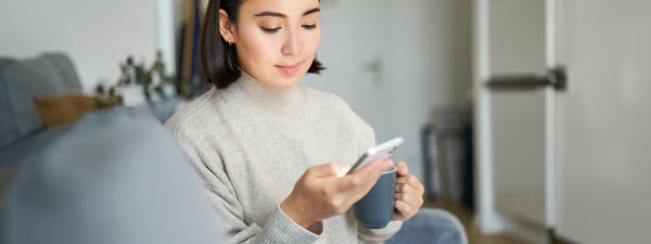 femme sur canapé scan un qr code avec lien court