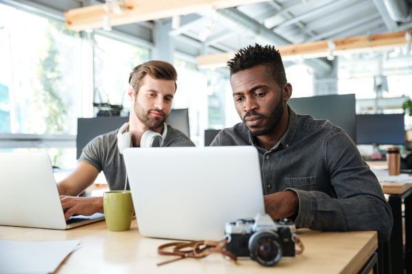 collegue marketing étudiant les données d'un reducteur de lien