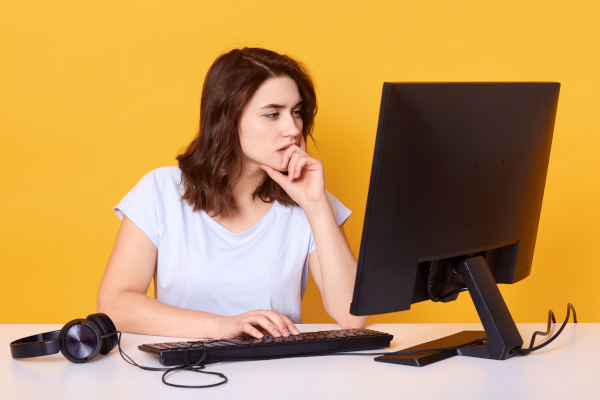 femme sur pc en train de comparer des réducteur de lien