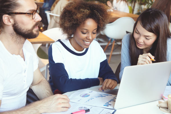 equipe de jeune marketeur sur reducteur de lien