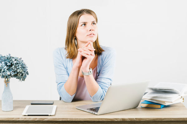 femme au bureau qui se questionne sur les réducteur de lien