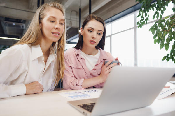 femme travaillant dans un openspace sur un pc