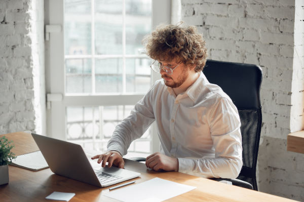 homme sur pc cas d'usage réducteur de lien ciblage mobile