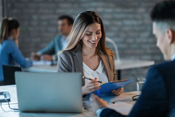 lc.cx femme sur réducteur de lien et QR code