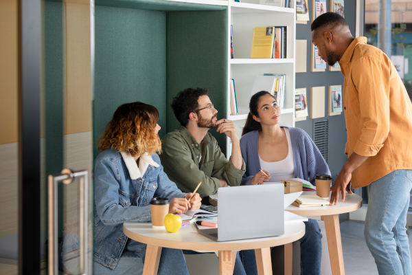 equipe de travail en discussion réducteur de lien