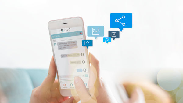 woman texting lc.cx links dynamique